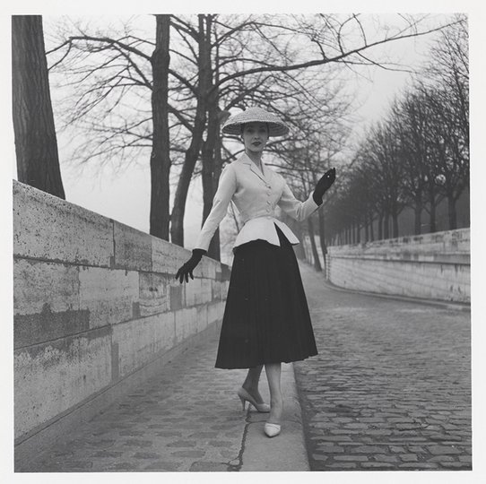 Le tailleur Bar de Christian Dior, porté par Renée Breton, en 1955. Collection haute couture printemps-été 1947, ligne Corolle.  ©  Photo Willy Maywald © Association Willy Maywald/ADAGP, Paris 2023