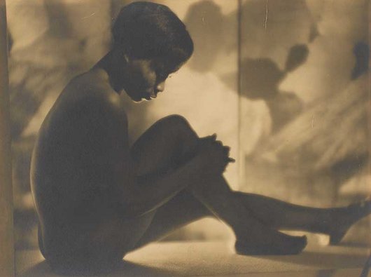 Laure Albin-Guillot, Sans titre (nu féminin), vers 1929, épreuve gélatino-argentique, 16,5 x 22 cm MNAM /Centre Pompidou