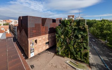 CaixaForum Madrid : vue de la façade et son mur végétal