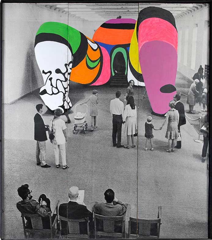 Cette image emblématique est une photographie retravaillée par Niki de Saint Phalle en 1979, représentant l’installation monumentale « Hon – en katedral » (« Elle – une cathédrale »), réalisée initialement en 1966 au Moderna Museet de Stockholm. Dans ce photomontage, la scène d’exposition originale en noir et blanc — où l’on voit des visiteurs, familles et enfants en habits sobres observer l’œuvre — est conservée intacte, tandis que la sculpture monumentale a été repeinte de manière éclatante à la main. Le corps féminin gigantesque, couché sur le dos, les jambes écartées pour permettre l’entrée des visiteurs par le vagin, est recouvert de couleurs saturées : rose, vert, orange, jaune, noir et blanc stylisé. Cette intervention graphique accentue l’énergie radicale de l’œuvre originale et son message féministe, tout en mettant en évidence la puissance du corps féminin comme architecture et matrice. La juxtaposition entre la sobriété documentaire de la photographie et l’explosion chromatique de la « Hon » repeinte crée une œuvre à double lecture : critique sociale et célébration artistique. Cette image est un manifeste visuel, où Niki de Saint Phalle réaffirme, plus d’une décennie plus tard, la puissance de son geste artistique.