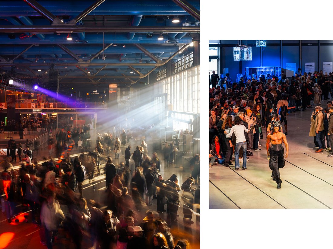 En plein jour, le forum du Centre Pompidou se transforme en une agora culturelle pour "Because Beaubourg". Les visiteurs affluent sous les verrières, baignés de lumière naturelle mêlée à des projections colorées, dans une ambiance mouvante et énergique. À quelques pas, un défilé performatif capte les regards : un mannequin torse nu, vêtu de noir, incarne une figure hybride entre mode, mythe et art vivant. Le public, nombreux, célèbre cette fusion entre spectacle et musée.