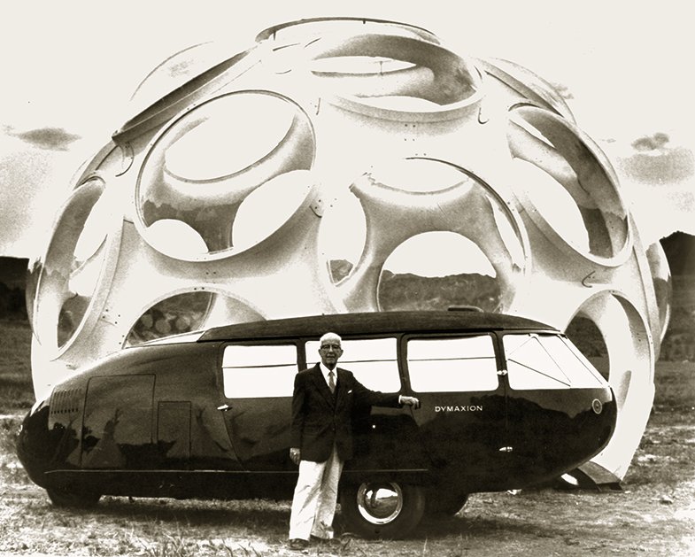 Richard Buckminster Fuller devant l’un de ses dômes géodésiques avec une Dymaxion Car, vers 1978  © The Estate of Richard Buckminster Fuller