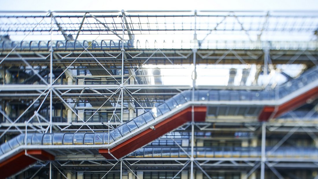 Vue de la façade du Centre Pompidou : chenille 