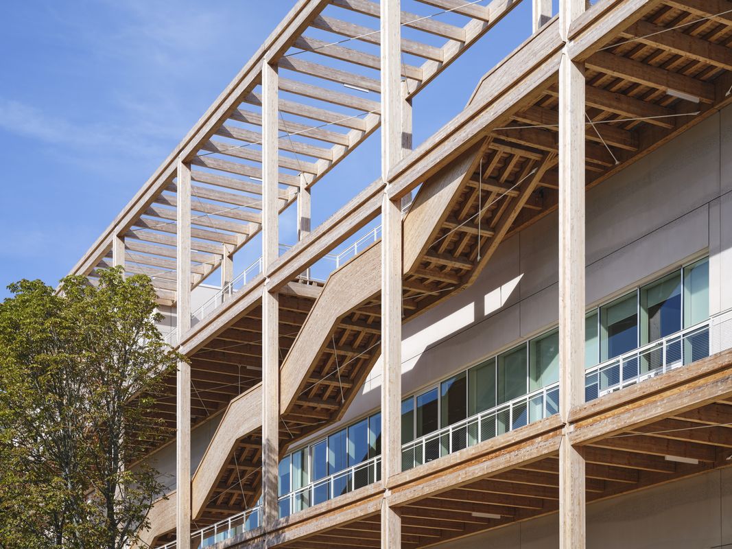Coursive et escalier en bois sur la façade du Centre Pompidou Francilien, Massy