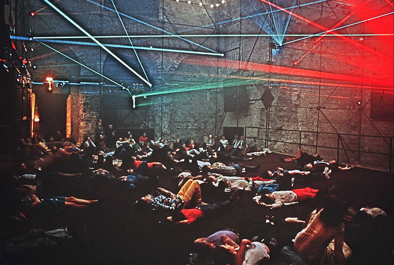 Le public allongé profitant de l'expérience immersive du Polytope de Cluny, Paris, 1972.