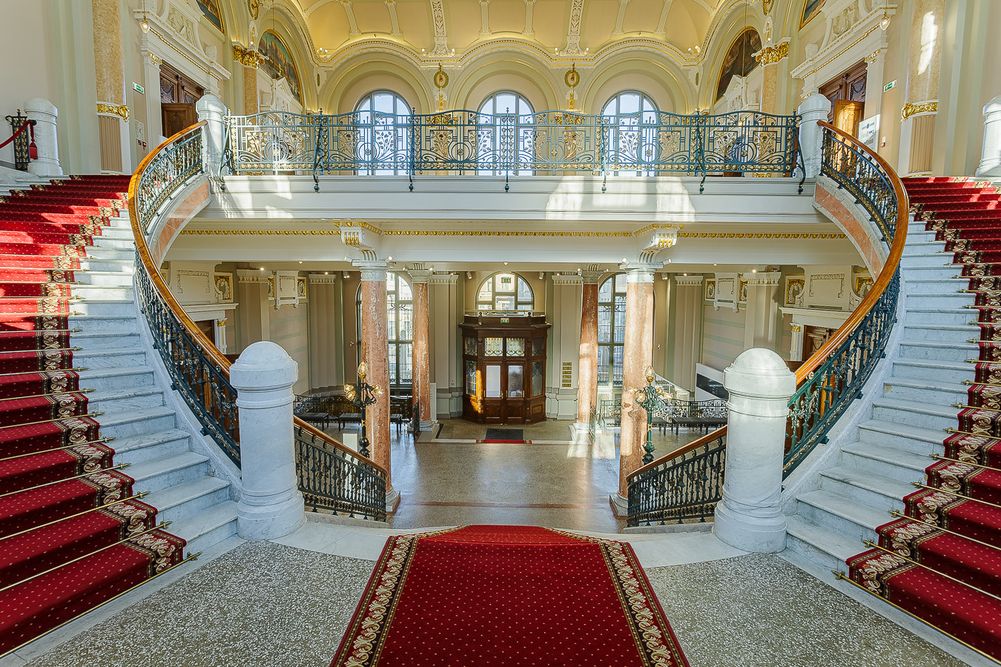 Musée national des beaux-arts de Lettonie : Intérieur, escalier monumental
