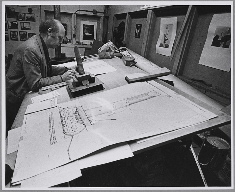 Claes Oldenburg travaillant dans son atelier, 1969 © Centre Pompidou/Bibliothèque Kandinsky/Dist Rmn-Gp. Fonds Harry Shunk et Shunk-Kender.