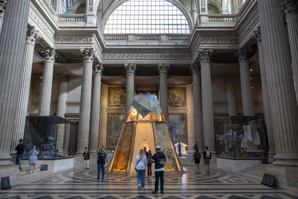 Vue de l'exposition "Vies minuscules", Panthéon x Centre Pompidou