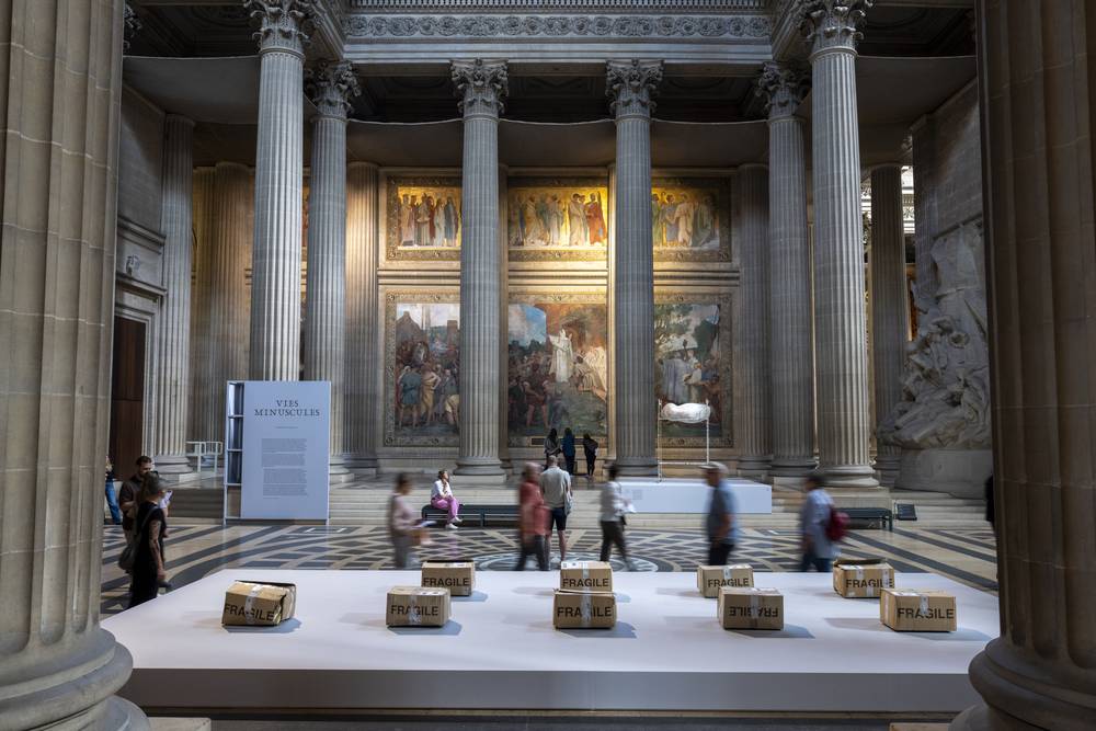 Vue de l'exposition "Vies minuscules", Panthéon x Centre Pompidou