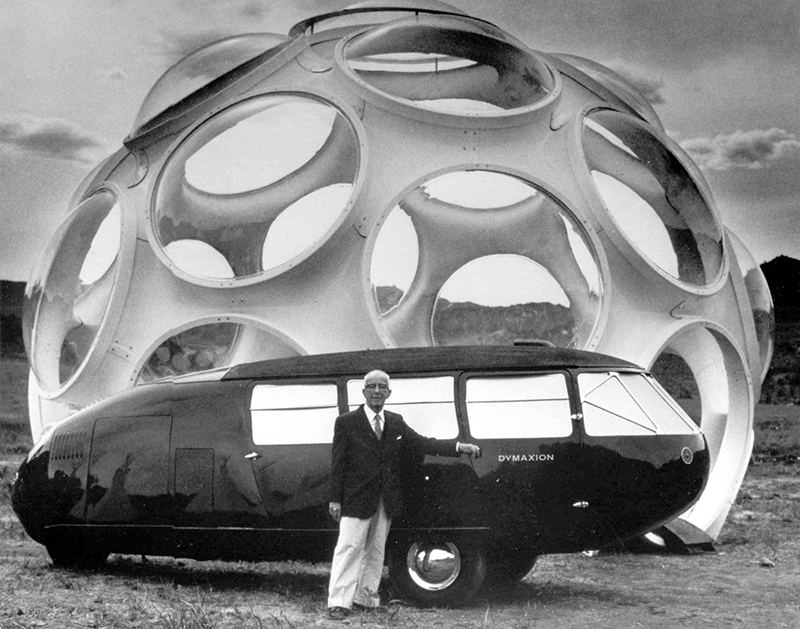 Richard Buckminster Fuller devant l’un de ses dômes géodésiques avec une Dymaxion Car, vers 1978  © The Estate of Richard Buckminster Fuller
