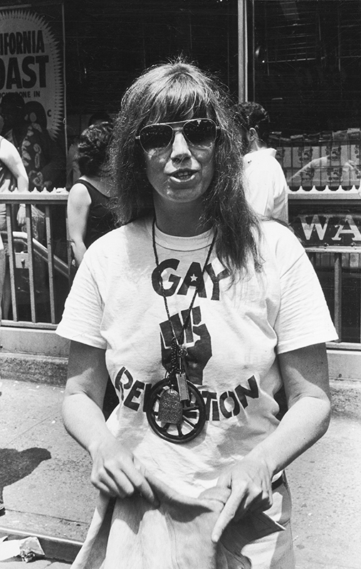 La critique Jill Johnston lors d'une marche célébrant le deuxième anniversaire  des émeutes de Stonewall,  New York, le 27 juin 1971. Photo © Fred W. McDarrah Getty Images