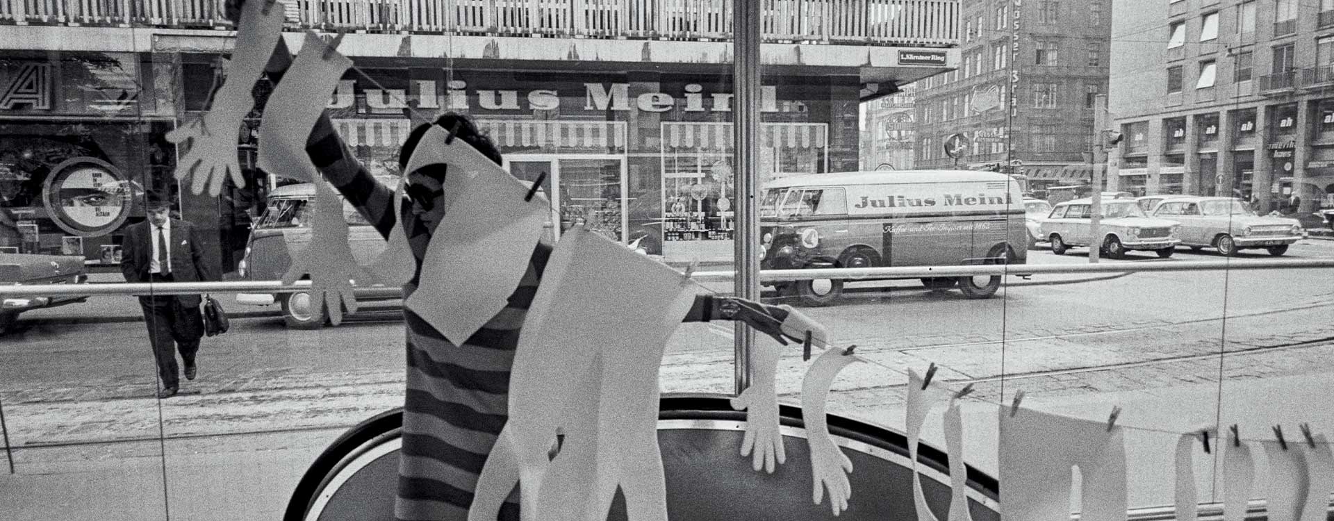 Kiki Kogelnik, Strassenbilder Wien, 1967 Photographe : Joseph Tandl ©1967 Kiki Kogelnik Foundation. All rights reserved.