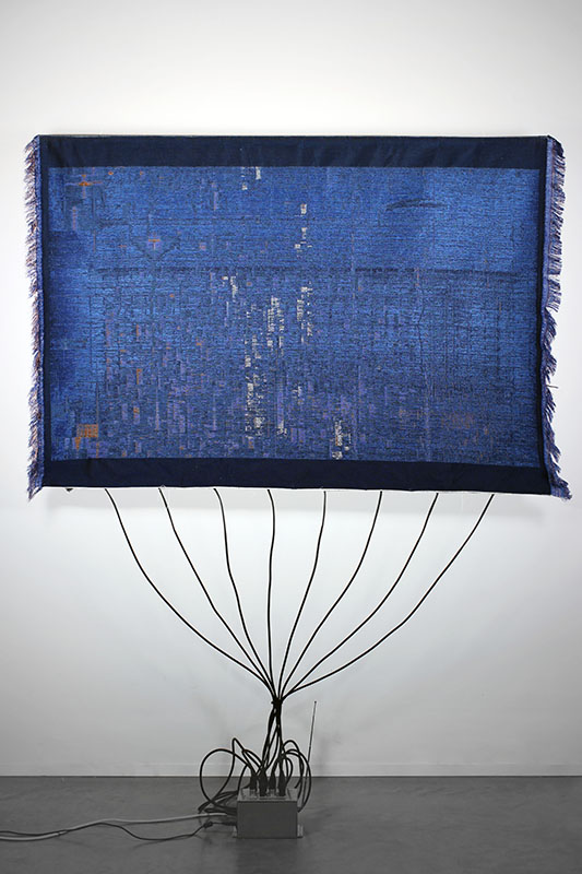 Richard Vijgen WifiTapestry 2.0, 2021 Laine, pigments thermochromes, matériel électronique / 107 x 178 x 11 cm Richard Vijgen, 2021 © Richard Vijgen, crédit photographie Juuke Schorl