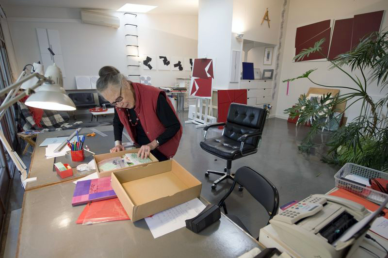 L'artiste Vera Molnár dans son atelier parisien du 14ème arrondissement (2008) ©  Centre Pompidou / Bibliothèque Kandinsky Photo © Jean-Christophe Mazur