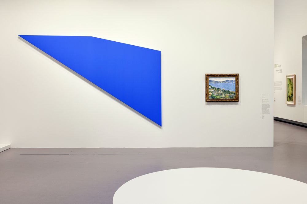 Exposition "Cezanne et nous". Grand Palais x Centre Pompidou : "Lake II" de Ellsworth Kelly (2002) à gauche du "Golfe de Marseille vu de l'Estaque" par Cezanne (1878-79)