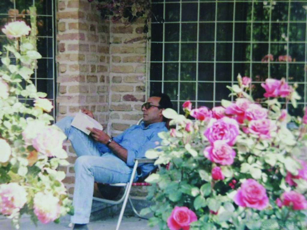 Abbas Kiarostami devant sa maison