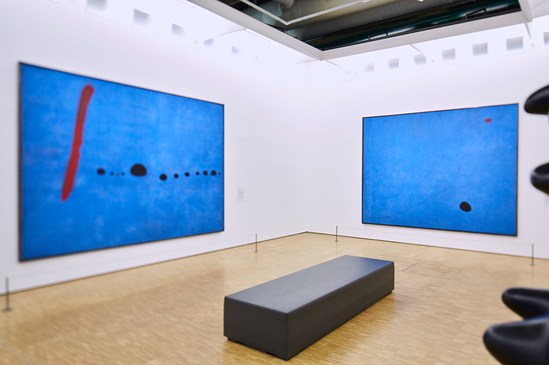 Les grands « Bleu » de Miró attendant le retour du public - vue oeuvres
