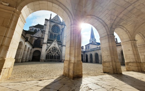 Abbaye Saint-Germain, Auxerre - partenaire de la Constellation du Centre Pompidou : vue de l'église depuis le cloître