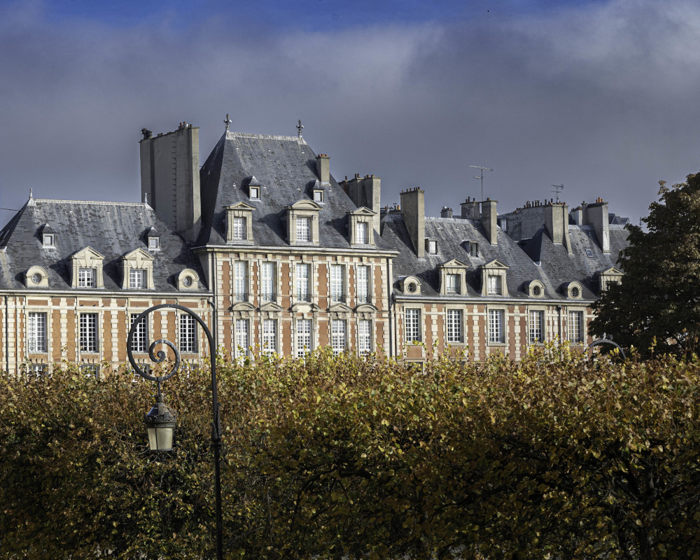 Vue de la façade depuis la Place des Vosges