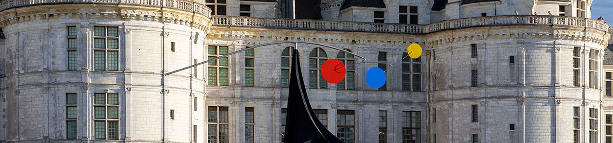 Installation de la sculpture monumentale d'Alexander Calder, "Horizontal", devant le Château de Chambord : détail