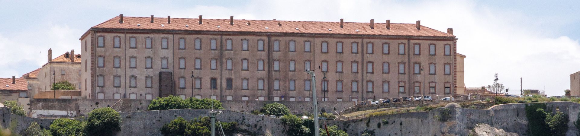 Caserne Montlaur, Bonifacio : vue de la façade