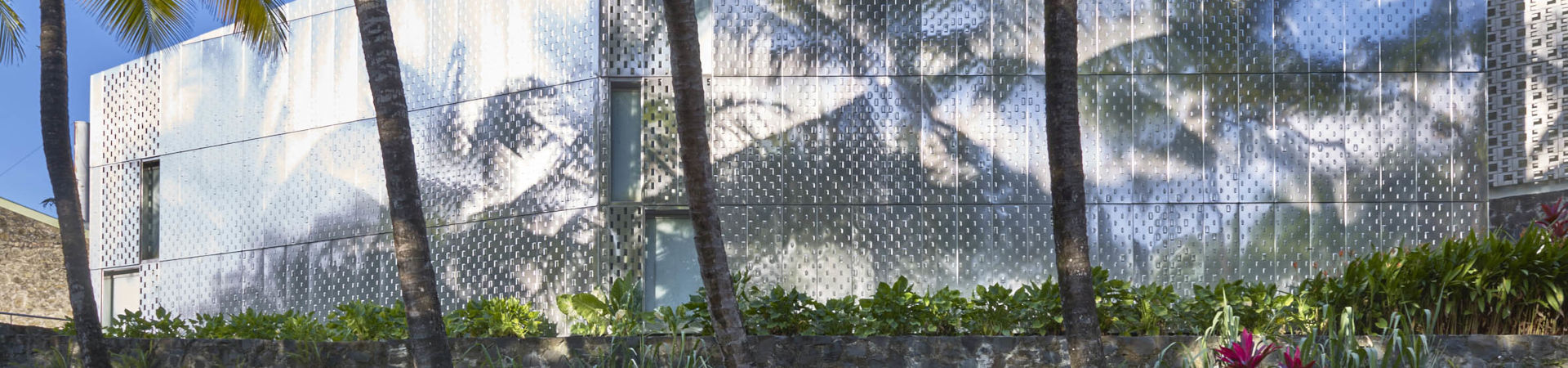Fondation Clément, Martinique : détail de la façade du bâtiment moderne sur le site de l'Habitation Clément