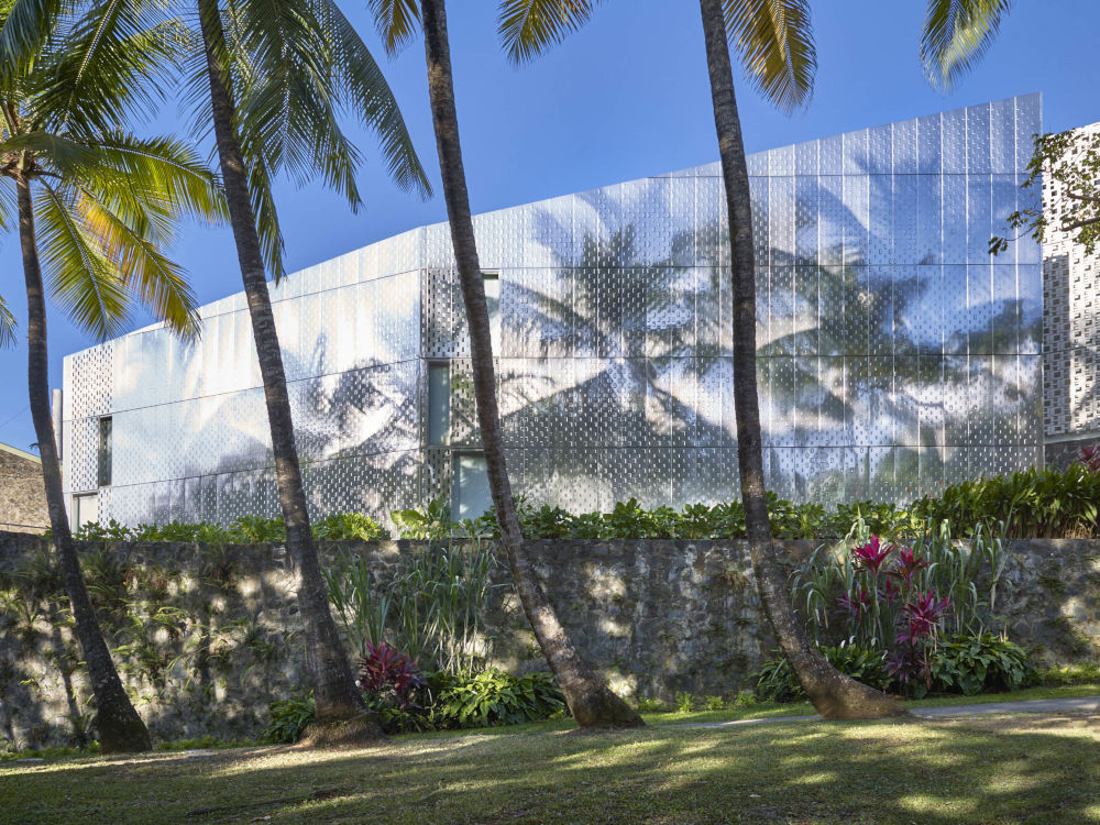Habitation Clément, Martinique : Façade arrière du centre d'art, depuis le jardin