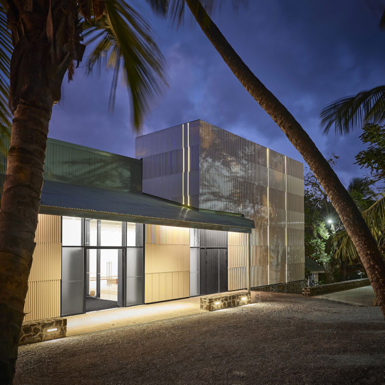 Habitation Clément, Martinique : Entrée du centre d'art, de nuit