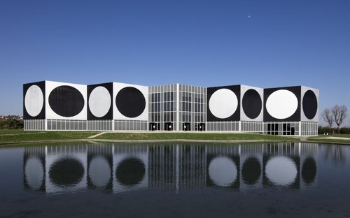 Fondation Vasarely, Aix-en-Provence, partenaire de la Constellation du Centre Pompidou : façade devant le plan d'eau