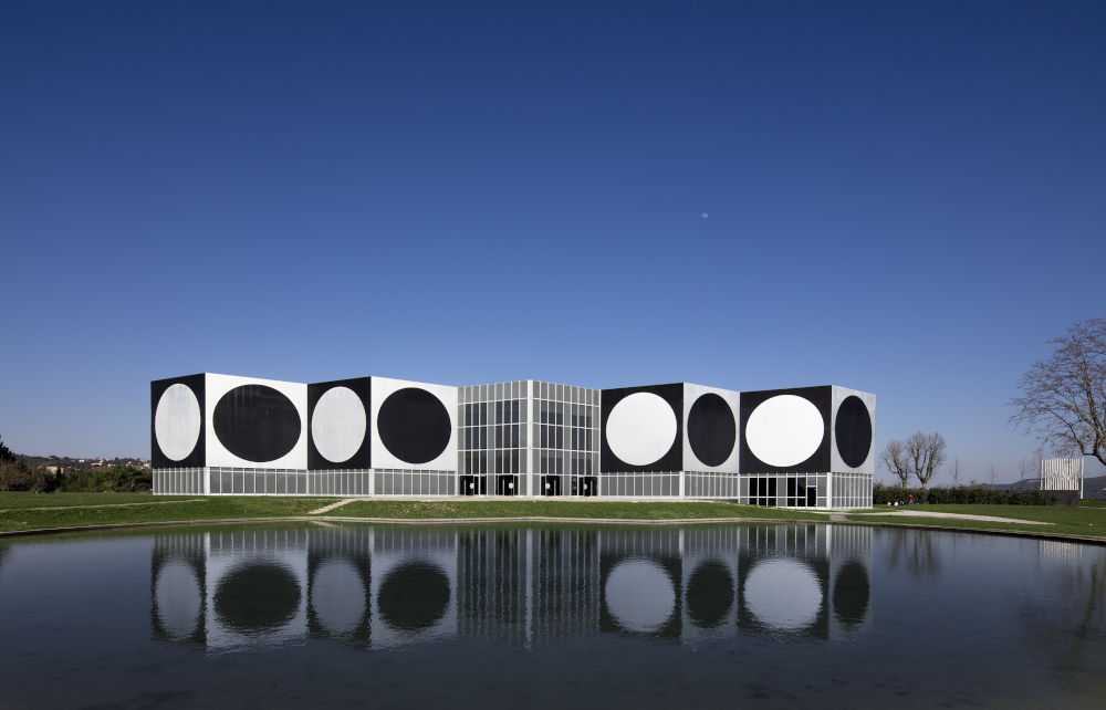 Fondation Vasarely, Aix-en-Provence : Façade se miroitant dans le plan d'eau