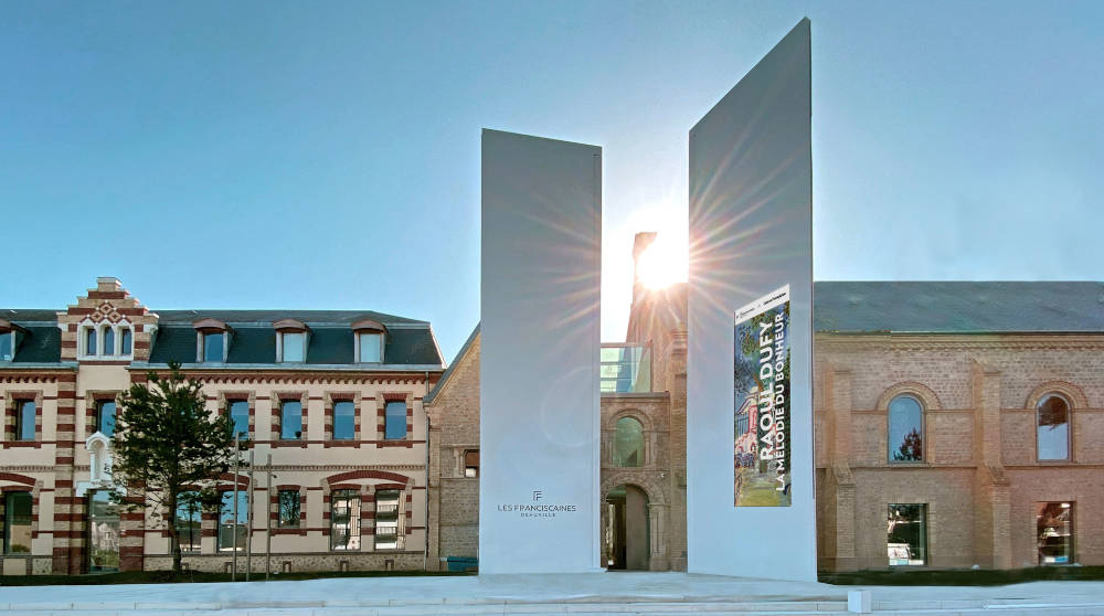 Les Franciscaines, Deauville : façade d'entrée du couvent rénové