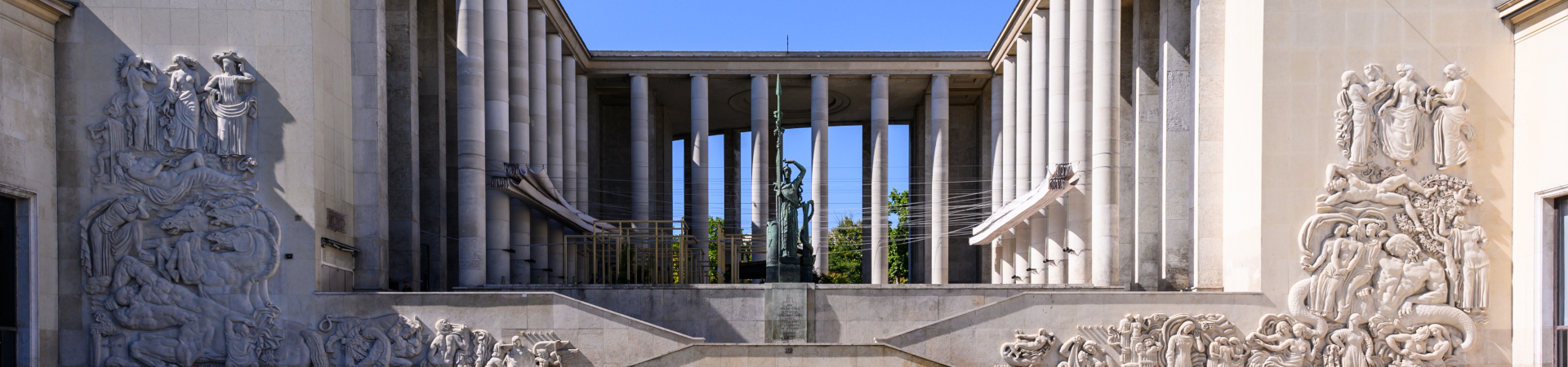 Musée d’art moderne de Paris : vue de la façade côté Seine (détail)