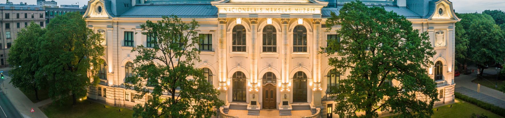 Musée national des beaux-arts de Lettonie, Riga : détail de la façade de nuit