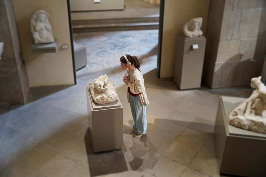 Visiteuse penchée sur une sculpture au Musée des beaux-arts de Lyon