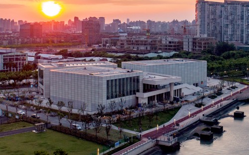 West Bund Museum, Shanghai. Centre Pompidou : photo du musée au soleil couchant