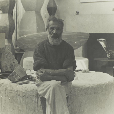 Portrait de Brancusi dans son atelier