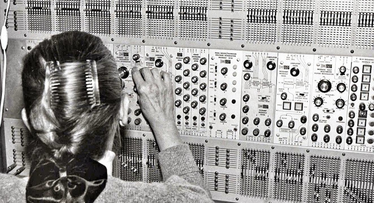 Portrait d'Éliane Radigue avec son synthétiseur, vers 1975, par Yves Arman