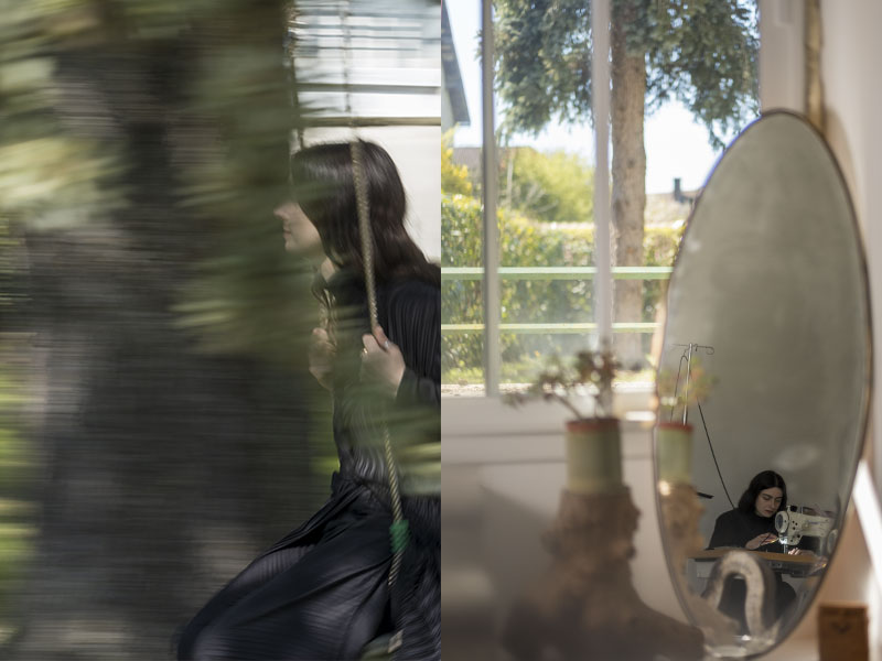 Ce diptyque photographique offre une vision intime et poétique de l’univers de Jeanne Vicérial. À gauche, l’artiste apparaît en mouvement sur une balançoire, partiellement dissimulée par un flou végétal qui traduit une sensation de légèreté, de passage et de liberté. Les tonalités vertes et naturelles contrastent avec ses vêtements noirs plissés, renforçant l’élégance graphique de la scène. À droite, un miroir rond révèle son reflet concentré devant une machine à coudre, dans un atelier baigné de lumière naturelle. Les fenêtres ouvertes sur le paysage extérieur créent un dialogue subtil entre intérieur et extérieur, création et contemplation. La composition évoque la dualité entre geste artisanal et imaginaire poétique, entre mouvement du corps et précision du travail textile. L’ensemble dégage une atmosphère calme, sensible et profondément artistique.