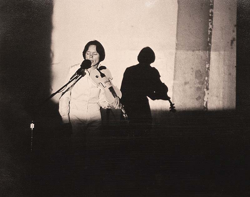 Laurie Anderson, performance à The Kitchen, New York, avril 1977, photo de Babette Mangolte, coll. bibliothèque Kandinsky / Fonds de la Biennale de Paris