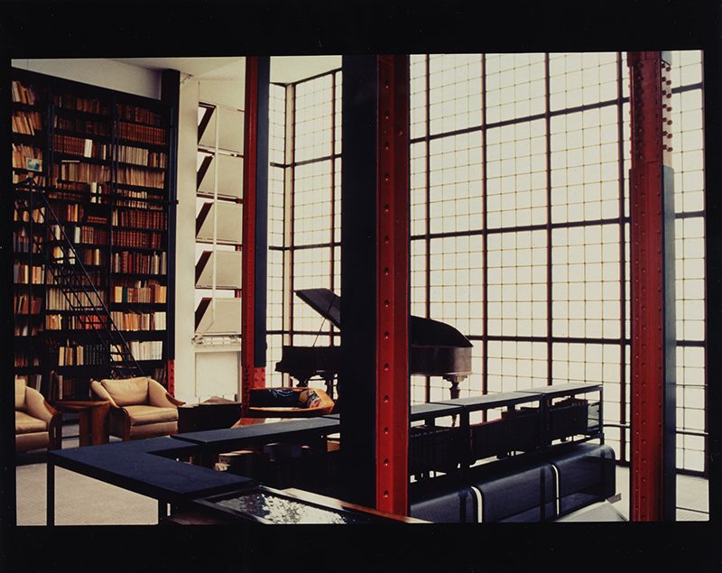 L'intérieur de la Maison de Verre, dont la charpente métallique ça été conçue par le ferronnier Louis Dalbet. © Centre Pompidou/Bibliothèque Kandinsky