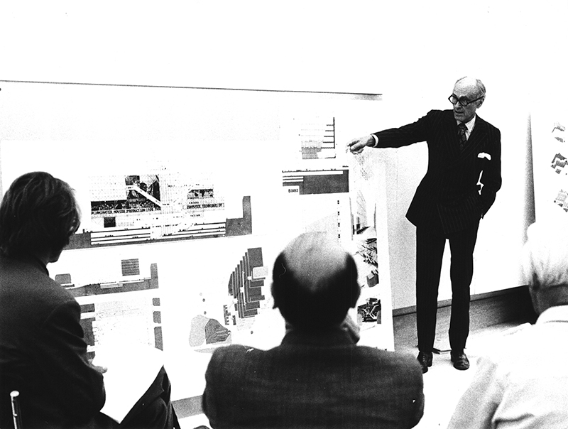Réunion finale du jury pour le projet de « Centre Culturel Beaubourg ». A droite, l'architecte Philip Johnson décrit le projet 493, le 14 juillet 1971.  © Archives du Centre Pompidou. Photo © D.R.