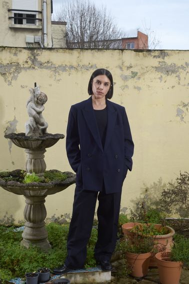 Portrait de l'artiste Cécile B. Evans, en couleurs