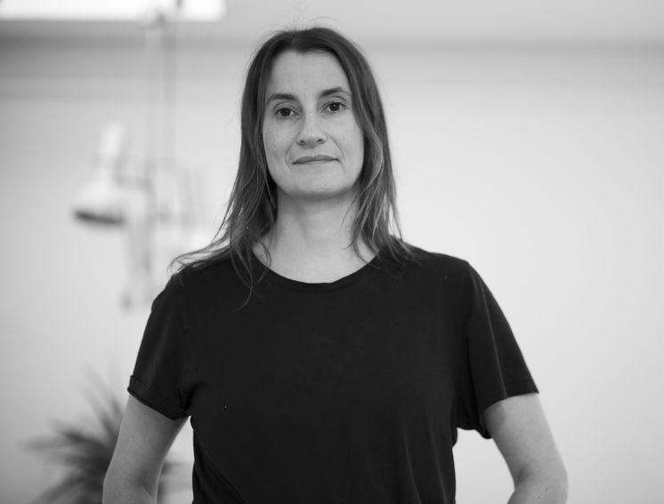 Portrait de l'artiste Laura Gozlan, en noir et blanc