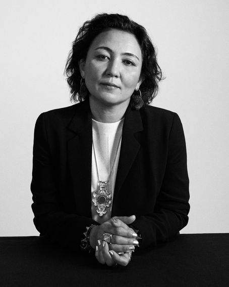Portrait de l'artiste Saodat Ismailova en noir et blanc