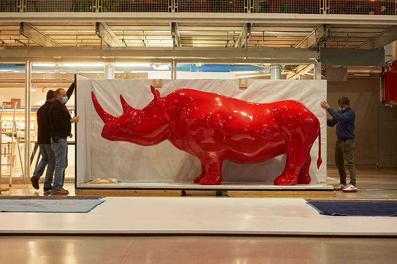 Le « Rhinocéros » de Xavier Veilhan en cours d'installation - vue Forum