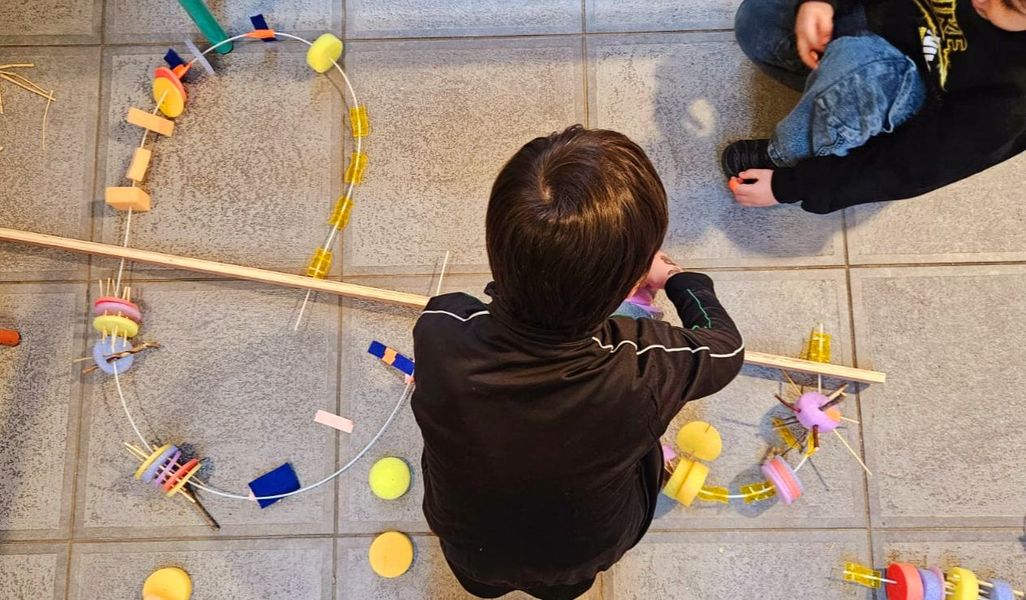 Enfant en train de créer une pièce du mobile