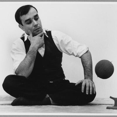 Portrait d'Yves Klein assis devant une oeuvre