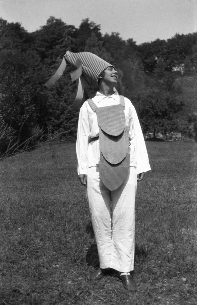 Portrait de l'artiste en costume, en noir et blanc