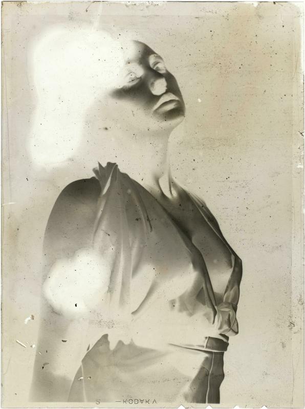 Photo format carte postale d'une superbe Femme aux seins nus 1937
