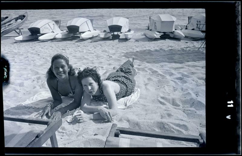 PHOTOGRAPHIE]. Eté 1937 à Mougins et Antibes. 1937. 11 phot